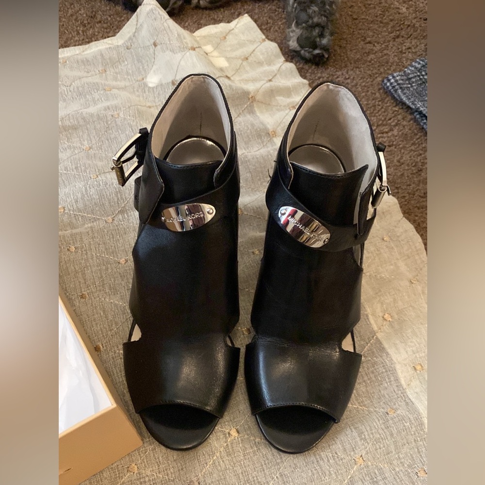 ❤️ like New Michael Kors heeled sandals! ❤️